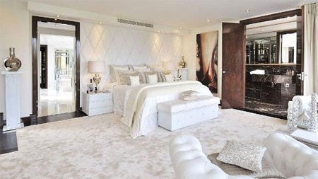 Bên trong căn hộ có giá cho thuê 2,1 tỷ đồng/tuần - 3 Trong căn hộ có 5 phòng tiếp khách và giải trí. Phòng khách này có một cây đàn piano cỡ lớn.