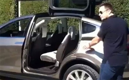 Là chủ của Tesla, Elon Musk đương nhiên phải chạy xe do hãng này sản xuất.