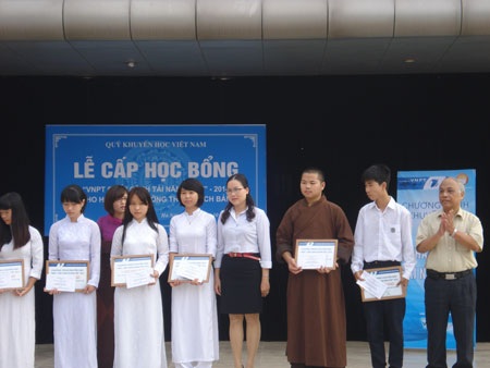 Trao học bổng đến học sinh Trường THPT Thạch Bàn Hà Nội