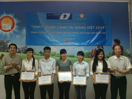 115 triệu đồng học bổng “Chắp cánh tài năng Việt – 2014” dành cho học sinh, sinh viên Hà Nội - 8 Trao học bổng đến học sinh Trường THPT Thạch Bàn Hà Nội