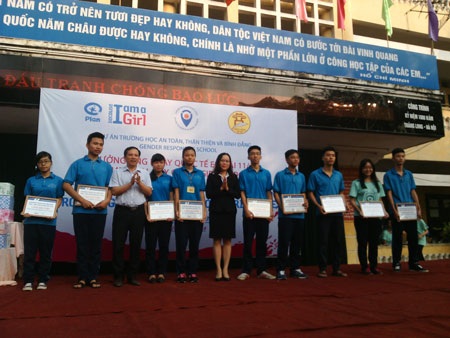 Đại diện VNPT trao học bổng tại Trường THPT Nhân Chính Hà Nội