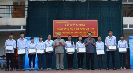 115 triệu đồng học bổng “Chắp cánh tài năng Việt – 2014” dành cho học sinh, sinh viên Hà Nội - 3 20 em học sinh có hoàn cảnh khó khăn vươn lên học tập tốt đã được nhận học bổng đầy ý nghĩa này