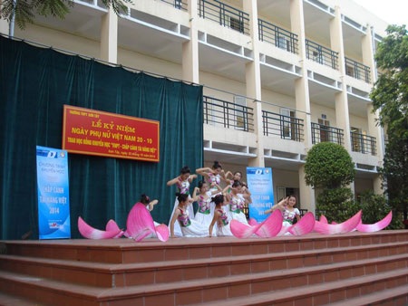 Một tiết mục múa do các em học sinh THPT Sơn Tây Hà Nội biểu diễn trong buổi trao học bổng