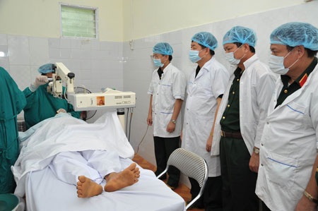 Viettel chung tay chăm lo sức khỏe cộng đồng - 3 Nhân viên Viettel phát tờ rơi tuyên truyền
