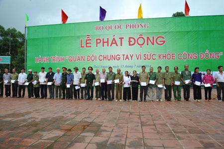 Viettel chung tay chăm lo sức khỏe cộng đồng - 2 Nhân viên Viettel phát tờ rơi tuyên truyền
