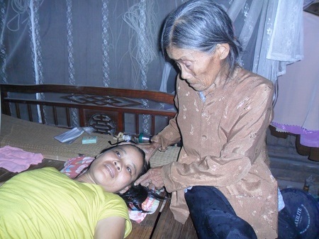 Cơ cực cảnh mẹ già 80 tuổi chăm hai con đang nguy kịch vì bệnh hiểm nghèo - 3 Cụ Kỷ chăm sóc cô con gái
bị điên suốt 30 năm nay