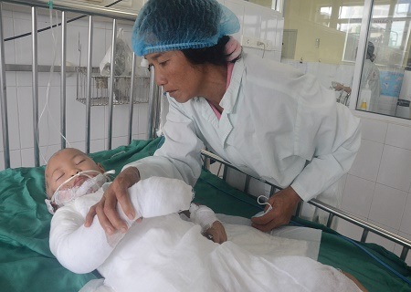 Thường xuyên túc trực bên con là bà nội