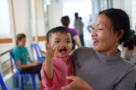 Bé Tuấn Anh và mẹ vui đùa trước khi bắt đầu phẫu thuật