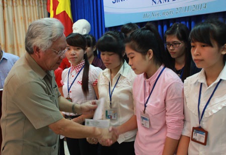 30 suất học bổng trị giá 60 triệu đồng giúp sinh viên nghèo Trường đại học Lâm nghiệp - 2 Cùng trao học bổng có ông Nguyễn Thế Quang, Chủ tịch Quỹ Khuyến học Việt Nam