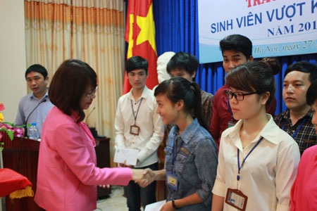 30 suất học bổng trị giá 60 triệu đồng giúp sinh viên nghèo Trường đại học Lâm nghiệp - 1 30 suất học bổng trị giá 60 triệu đồng giúp sinh viên nghèo Trường đại học Lâm nghiệp