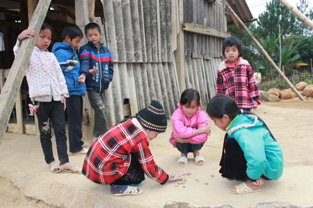 Trò chơi đơn giản của các bé gái trong giờ giải lao