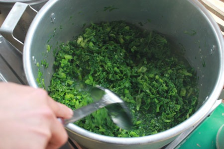 Hay là đôi dép cáu bẩn, mòn hết đế