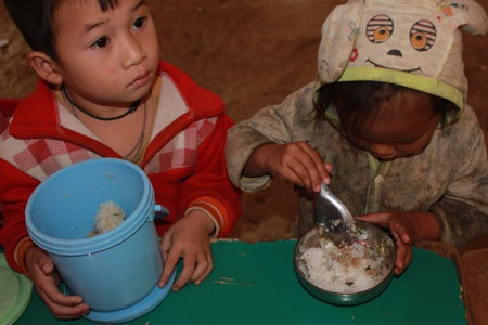 Khẩu phần ít ỏi, đạm bạc nhưng các em bé vẫn ăn ngon lành