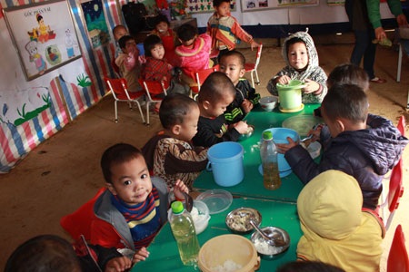 Khẩu phần ít ỏi, đạm bạc nhưng các em bé vẫn ăn ngon lành