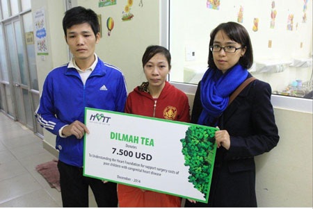 Chị Hoàng Phương Mai - Đại diện cho Quỹ Hiểu về Trái Tim cùng gia đình cháu Phạm Minh Đức