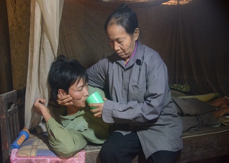 Vợ con bỏ đi, nên hằng ngày chỉ có người mẹ già ở bên chăm sóc