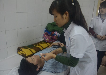 A Sèo đang được các y bác sĩ chăm sóc tại bệnh viện Mắt Trung ương