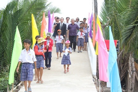 Những cây cầu “nối đôi bờ vui” mang tên Dân trí