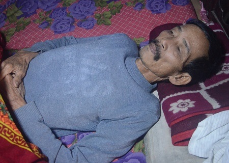 Vợ con bỏ đi, nên hằng ngày chỉ có người mẹ già ở bên chăm sóc