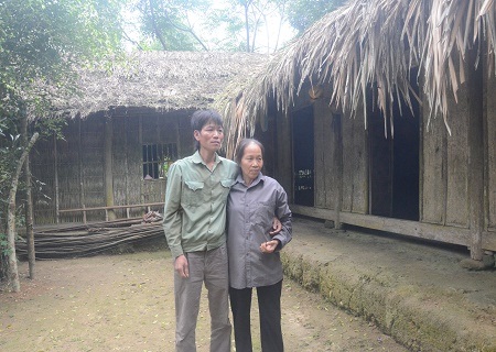 Vệ sinh cho con xong, bác Nga lấy túi ni lông trùm lên phần ruột bị lòi ra ngoài.