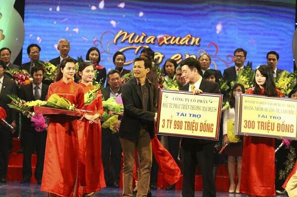 Quỹ Bảo trợ Trẻ em Việt Nam trao quà cho các em nhỏ.