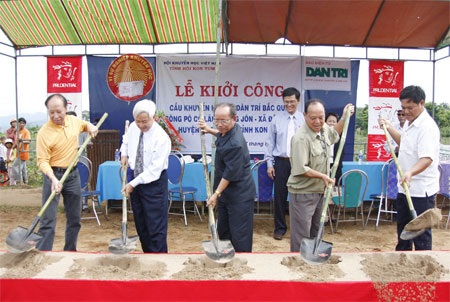 Những cây cầu “nối đôi bờ vui” mang tên Dân trí