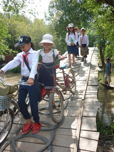 Đây là cây cầu bằng ván mục nối 2 xã Trường Xuân A và Trường Xuân B, huyện Thới Lai, TP Cần Thơ