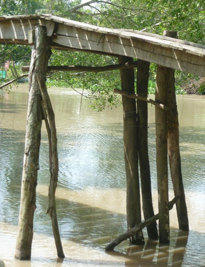 Đây là cây cầu bằng ván mục nối 2 xã Trường Xuân A và Trường Xuân B, huyện Thới Lai, TP Cần Thơ