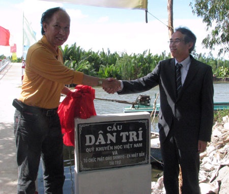 Những cây cầu “nối đôi bờ vui” mang tên Dân trí