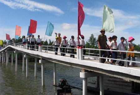 Cây cầu mơ ước nối đôi bờ vui của bà con thôn Kinh Xáng và Tây Yên 2 nao nức trong ngày khánh thành