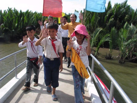 Các em học sinh đã có một cây cầu chắc chắn, an toàn trên đường đến trường