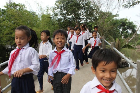 Đây là cây cầu bằng ván mục nối 2 xã Trường Xuân A và Trường Xuân B, huyện Thới Lai, TP Cần Thơ