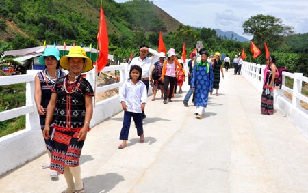 Những cây cầu “nối đôi bờ vui” mang tên Dân trí
