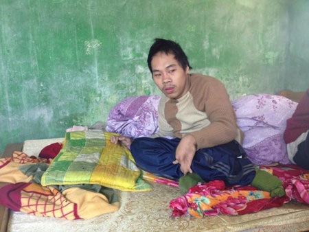 “Căn nhà không có tiếng cười” và ước mơ của bé Thảo - 1 Bại liệt ngay từ khi chào đời, nay đã 22 tuổi, Dương vẫn ngô nghê như đứa trẻ
