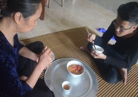 Bữa trưa của 2 mẹ con, chỉ là đậu bán ế chưng ăn với cơm nguội