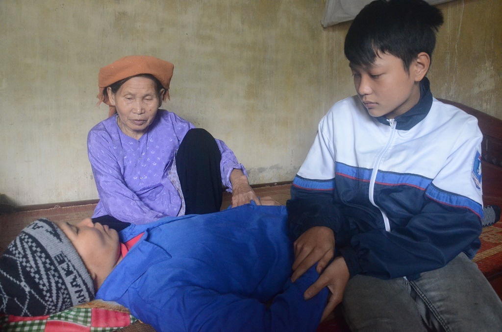 Những ánh mắt tuyệt vọng, nỗi đau đớn hiện rõ trên khuôn mặt những người thân của chị Lan