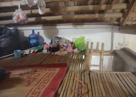 Còn căn gác xép xập xệ này là góc học tập, đồng thời là nơi ngủ của 2 chị em Lệ và Hoa.