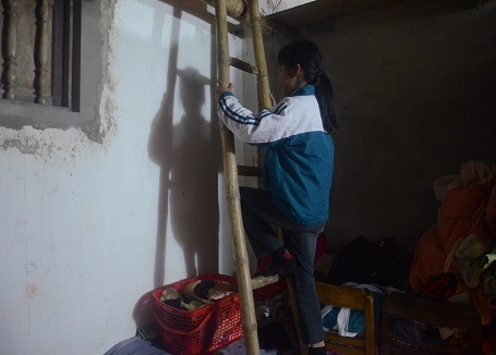 Còn căn gác xép xập xệ này là góc học tập, đồng thời là nơi ngủ của 2 chị em Lệ và Hoa.