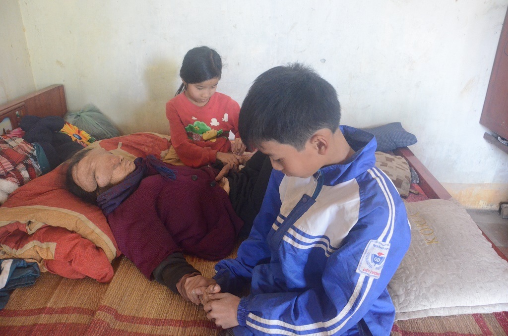 Và thương xuyên gây đau nhức cho cụ, nhưng 1 lần đến viện khám cũng không thể