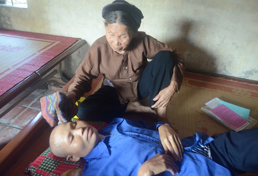 Mỗi khi con đau đến vã mồ hôi, người mẹ già chỉ biết ở bên an ủi vỗ về cô con gái tội nghiệp