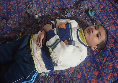 Còn Thành không có tiền phẫu thuật sửa tim, nên em chỉ biết nằm lả trên giường thế này