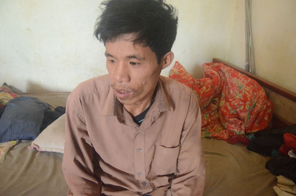 Ông bố tật nguyền của Chất, lúc thì đờ đẫn như mất hồn