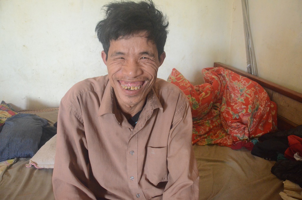 Ông bố tật nguyền của Chất, lúc thì đờ đẫn như mất hồn