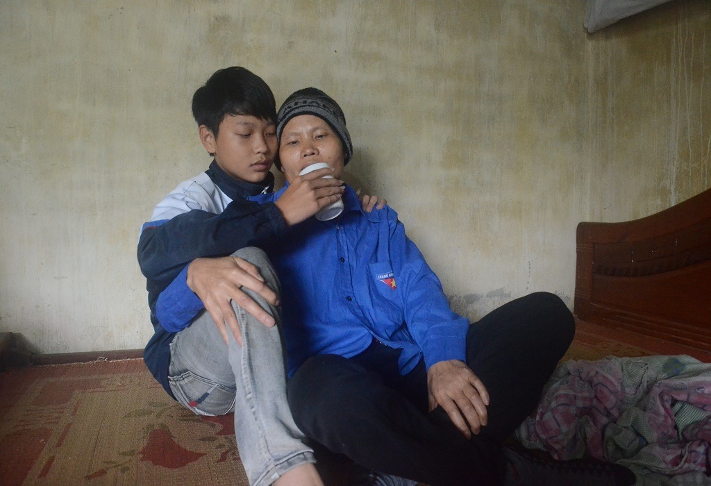 Những hôm mẹ đau nhiều, em phải thường xuyên ở nhà chăm sóc mẹ.