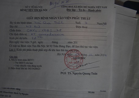 Còn Thành không có tiền phẫu thuật sửa tim, nên em chỉ biết nằm lả trên giường thế này