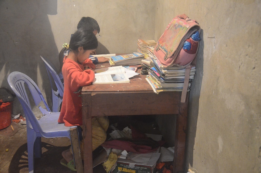 Mặc dù gia cảnh khó khăn cơ cực nhưng 2 anh em rất ham học.