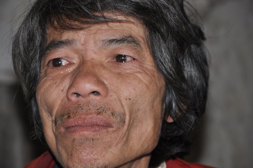 Theo cuốn sổ này thì anh Sổng chỉ nhận được 180.000 đồng / tháng, và bắt đầu nhận từ tháng 1/2014