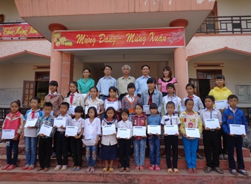 Grobest phối hợp báo Dân trí, Quỹ KHVN trao 120 suất học bổng đến học sinh nghèo Đắk Lắk