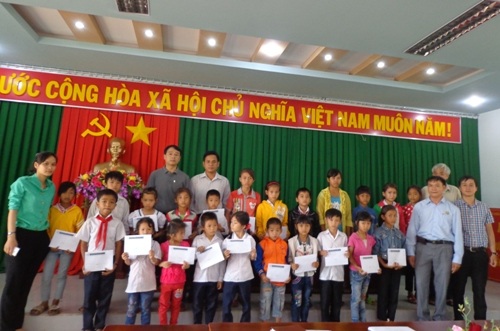 Grobest phối hợp báo Dân trí, Quỹ KHVN trao 120 suất học bổng đến học sinh nghèo Đắk Lắk