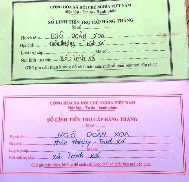 Kỳ 3: Lương 1,4 triệu đồng/tháng, “quan xã” vẫn xây được nhà to nhất làng - 5 Sổ lĩnh tiền trợ cấp cũ và mới được xã Trịnh Xá đổi lại cho người khuyết tậ